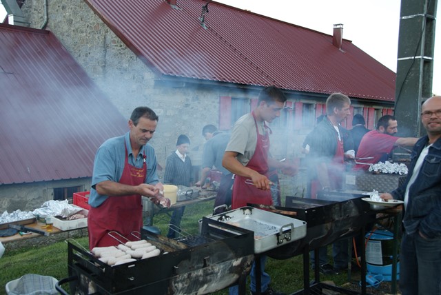 04 Natuerlich gab es auch Grillwürst, Bratwürste, Nackensteaks usw..JPG - 04 Natuerlich gab es auch Grillwürst, Bratwürste, Nackensteaks usw.